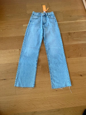 Ett par raka Jeans med hög midja - Ett par helt ny Jeans med hög midja från Gina Tricot. Jag säljer dom för att jag inte tycker om passformen men även för att midjan var för hög för mig.
