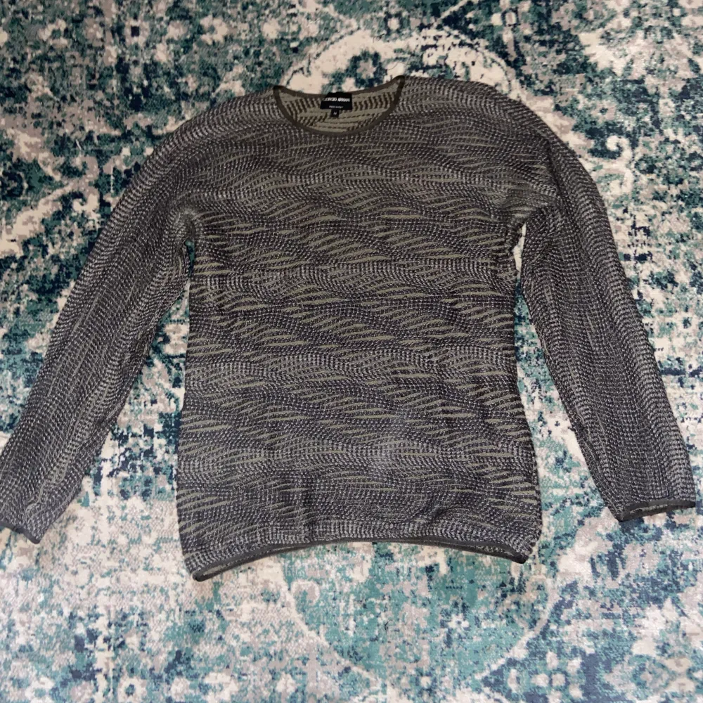 Skitfin Armani sweatshirt gjord av cashmere. Sval och skön tröja perfekt till en sommarkväll. Tröjor & Koftor.