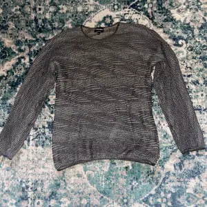 Skitfin Armani sweatshirt gjord av cashmere. Sval och skön tröja perfekt till en sommarkväll
