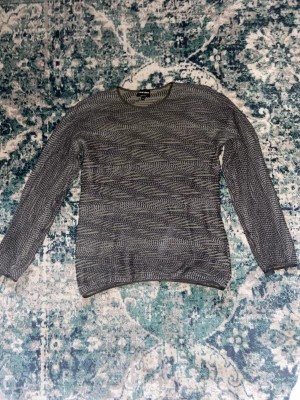 Giorgio Armani cashmere pull - Skitfin Armani sweatshirt gjord av cashmere. Sval och skön tröja perfekt till en sommarkväll