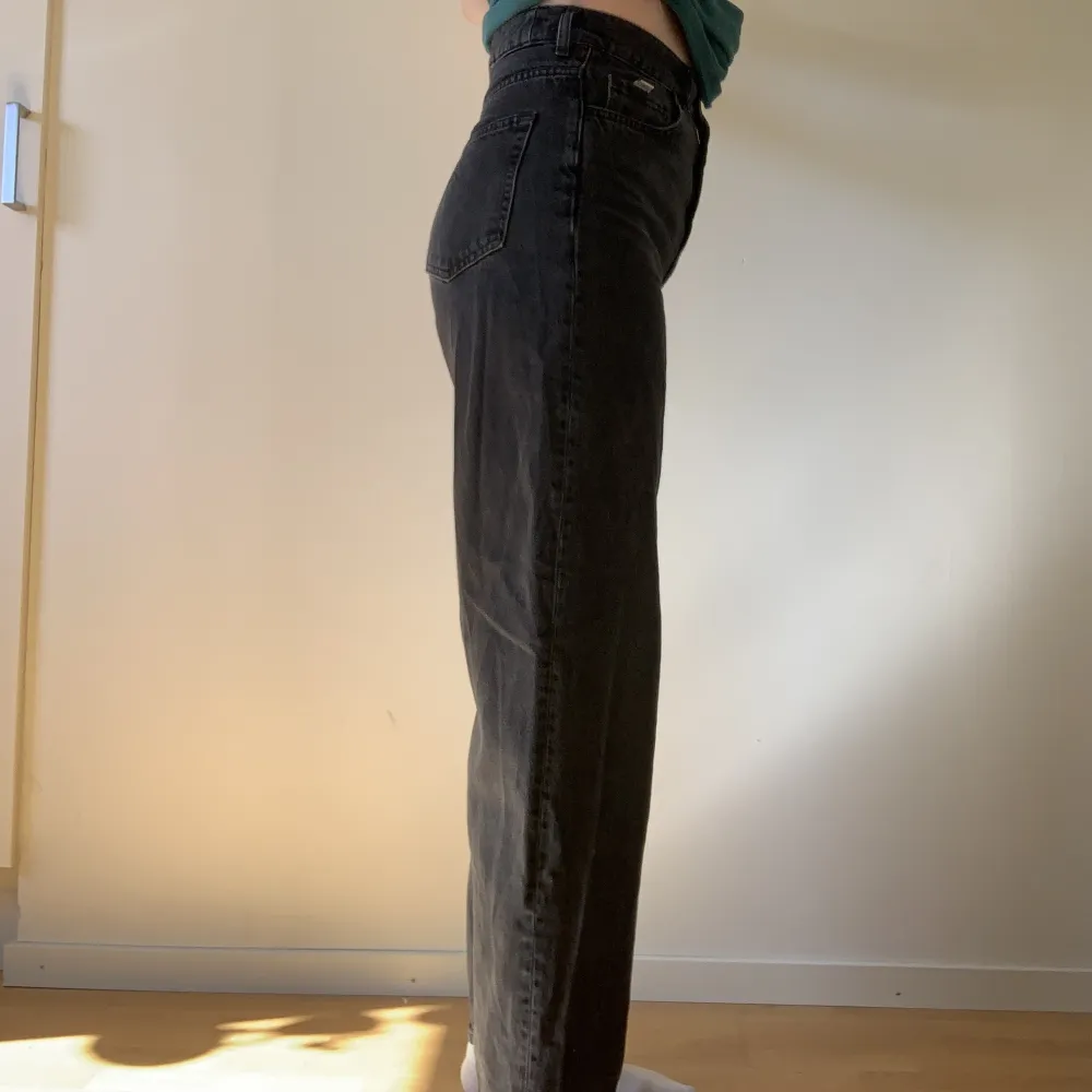 Thriftade byxor: - Stilrena, raka jeans - Stl S (dam) - Midja ca 76 cm - Stuss ca 99 cm - Ytterben ca 106 cm - Innerben ca 75 cm - Plagget är i bra skick, jag säljer för att det inte passar längre.. Jeans & Byxor.