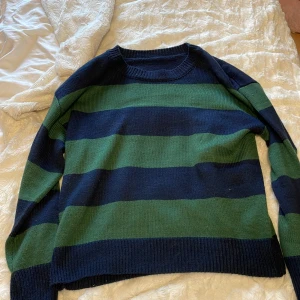 Brandy Melville grön blå stickad tröja - Tröjan har knappt används pg av att den inte är min stil längre💘 Tröjan kommer att tvättas och strykas innan den skickas, så att den känns extra fräsch! Materialet är otroligt skönt och gosigt. (Alla lappar är avklippta pg tyvärr)   
