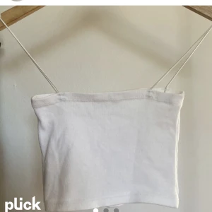 WHITE CROP TOP - Från Pull and bear, köptes i Stockholm och aldrig använt den. Helt ny och inga skador. 