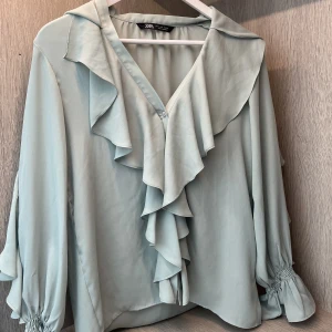 Blus  - Hej!  Säljer denna fina blus från zara då den inte kommer till någon användning. Skriv för intresse💕