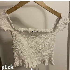 WHITE CROP TOP  - super söt top från BIKBOK. Köptes men aldrig använt. I nyskick och inga skador. 