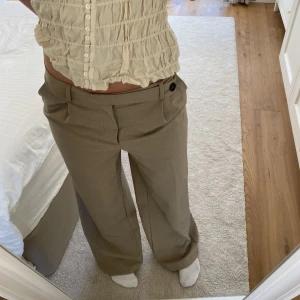 Zara kostymbyxor  - Lyxiga kostymbyxor, det är i bra skick och knappt använda.💕skulle säga de är en blandning på mid waist/low waist 