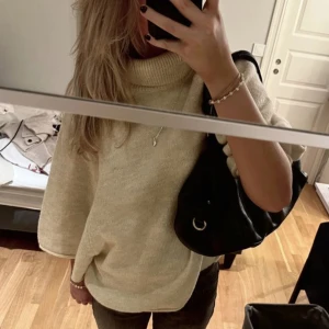 Zara tröja - Vit/beige stickad trekvrtsärm tröja från zara. Knappt använd.(lånad bild)