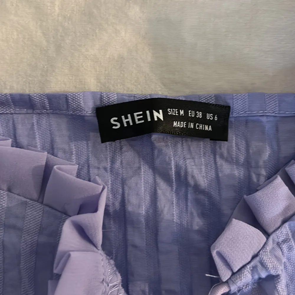 Fin lila midiklänning som passar en S/M. Bra kvalitet trots att märket är Shein. Endast använd en gång. Klänningar.