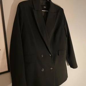 Dubbelknäppt kavaj - Lite figurformad men oversize kavaj 