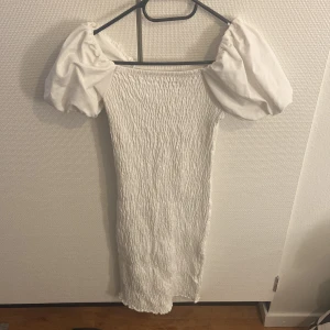 Gina klänning  - Säljer denna Gina klänning i storlek xs, mycket strechig. Säljer för 80kr, köpare står för frakten.🫶