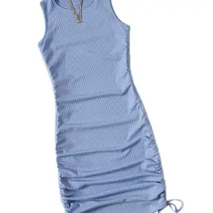 Oanvänd blå klänning i storlek S.