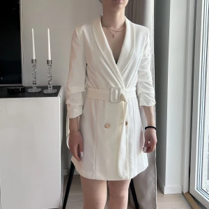 Kavajklänning - Säljer min klänning som är använd 2 gånger. Bra skick, dock är skärpet lite fläckigt som enbart personen som bär klänningen kan se. Kontakta mig för fler bilder. Strl XS. Köpt från Boohoo.