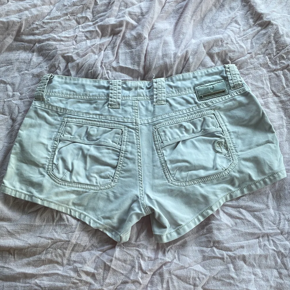 Jättegulliga jeansshorts köpta på second hand, har dock aldrig själv använt dom. Märket är Bikbok. Det står att de är storlek L men tror säkert att dem passar för nån med M eller kanske till och med S. Dem ser gulare ut på bild, men dem är vita. . Shorts.