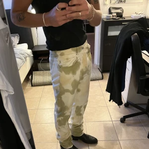  J.Lindeberg jeans ss23 - Unika Jeans som inte riktigt va för mig från J.Lindberg  Strl 32/34 byxan är straight fit och heter cody  Helt nya! 