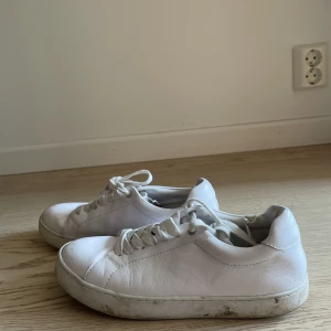 Vita sneakers  - Säljer mina vita sneakers då jag inte använder dom någon mer, jag kommer tvätta dom och göra dom fräscha och rena!!💞