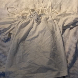 Vit tröja från h&m - En helt oanvänd tröja från h&m, prislappen kvar. Original pris:99kr säljer då jag inte använder den. Väldigt bra skick. Kom privat vid frågor 💗💗