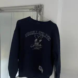 Cool sweatshirt från märket Russell athletic, köpt på Urban Outfitters. Bred i modellen. Nyskick använd Max 2 gånger☺️marinblå/mörkblå (Nypris 450kr)