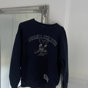 Sweatshirt Russell Athletic  - Cool sweatshirt från märket Russell athletic, köpt på Urban Outfitters. Bred i modellen. Nyskick använd Max 2 gånger☺️marinblå/mörkblå (Nypris 450kr)