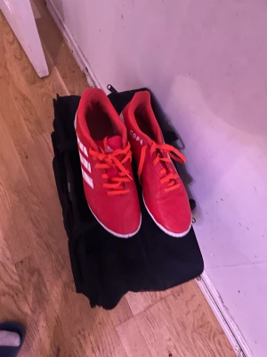 Inomhus skor - Jätte bra skor tappa lusten i fotboll  Helt nya funkar bra använda ett par gånger, köpta 800