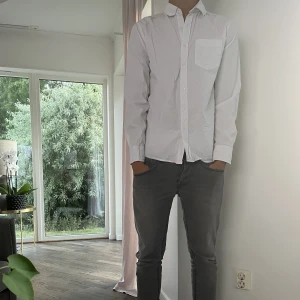 Vit skjorta - Säljer en snygg vit skjorta i storlek S, knappast använd, cond 9/10