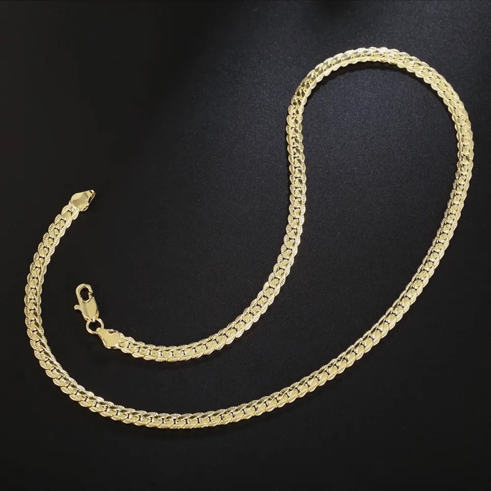 Elegant halskedja/ länk, halsband. 18 k guldpläterad.  Längd 60 cm Bredd 0,5 cm. Accessoarer.