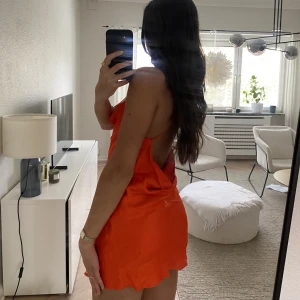 Klänning  - Orange klänning från zara med öppen rygg. Storlek xs/s 