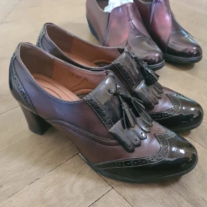 Äkta Klackskor strk 40 🥰 - Äkta Via dos Klackskor storlek 40 frpn Spanien. Läderdetaljer. Använda men i jättefint skick 🥰 Fungerar både inomhus och utomhus! 