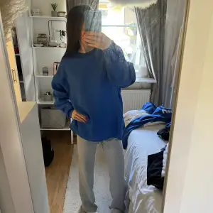 Blå sweatshirt med en oversized fit i storlek XXS. Köpt på Gina Tricot. Drygt använd. Säljer pga använder inte. 