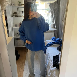 Sweatshirt  - Blå sweatshirt med en oversized fit i storlek XXS. Köpt på Gina Tricot. Drygt använd. Säljer pga använder inte. 