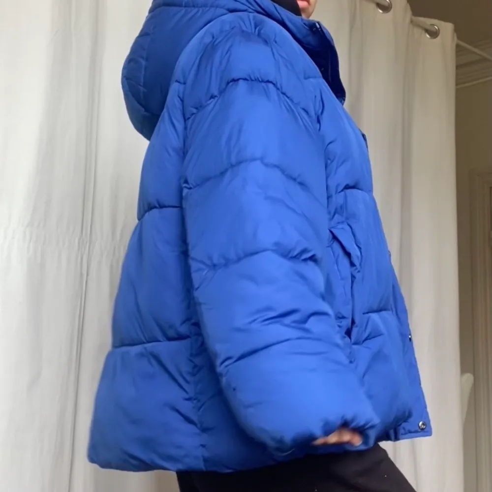 Pufferjacket i storlek L/XL från lager 157. Jag bär normalt S/M så funkar på alla beroende på hur man vill att den ska sitta.  Använd Max 3 gånger och inga defekter . Jackor.