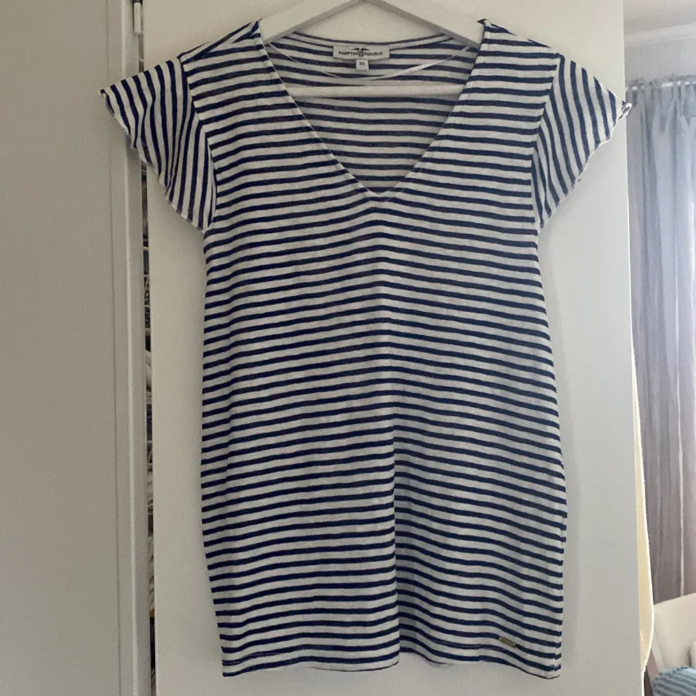 Säljer denna V ringade tröjan med mörkblå ränder på!! Den är i bra sick!! Storleken är xs men passar även s!! Kontakta mig om det är några funderingar 💘. T-shirts.