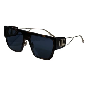 Dior solglasögon  - Använda 2-3 gånger. Ser ut som nya.