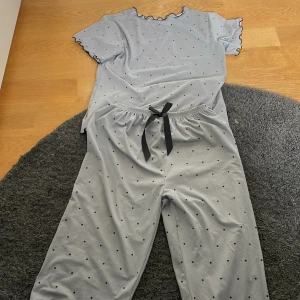  Pyjamas -  Ett mjukt och lent pyjamas par. Byxorna har resår vid midjan.💫