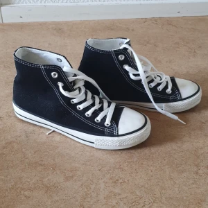 Skor - Svart/vita. Använda vid ett enda tillfälle. 