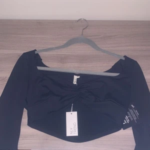 Tröja - Svart kort topp från nelly