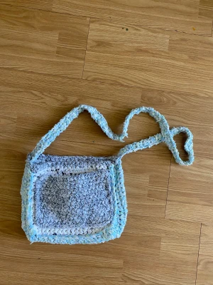 Virkad väska  - Virkad i trasmattenystan därför ganska rustik och stabil. Axelremsväska. 