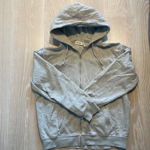 Hoodie - Grå Weekday ziphoodie i använt skick storlek S  Hör av er vid frågor osv🤝 