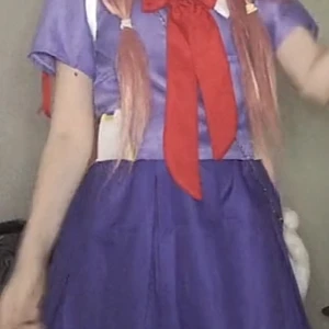 Yuno Gasai cosplay - Hejjj! Jag säljer min yuno cosplay:) kontakta innan, jag tar endast swish! Den är använd runt 4gånger, peruk medföljs ej!