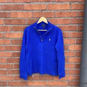 Paket! Tre plagg - Tre plagg för två! Vit- och svartrandig sweatshirt, blå skjorta och blå sweatshirt. Alla plagg från Ralph Lauren