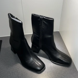 Klackar - Helt oanvända stövlar från Stradivarius i storlek 37. 