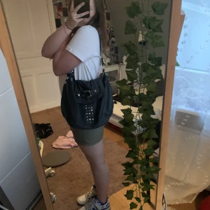 Grå väska - Så himla snygg väska som har finaste detaljerna av stenar 🌟Stockholmsstil men passar också till lite vintage och Street style 