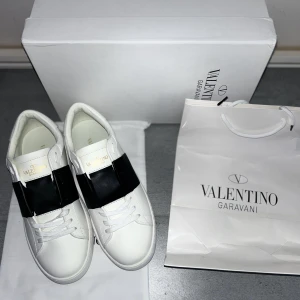 Valentino Skor - Valentino Skor🤍Nypris-4800💵 Mitt pris-3599kr🖤Skick-9/10🍀