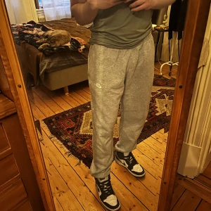 Nike Mjukisbyxor XL - Inköpta under vintern från Nike till ett nypris av 649. De är i nyskick och är i storlek XL.
