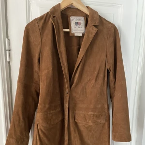 Skinnkappa från Lexington - Superfin läderkappa i mocka från Lexington.  I nyskick! Storlek Small