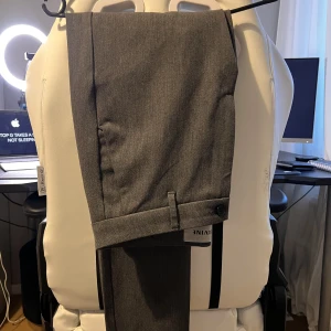 Kostymbyxor - Säljer nu ett par mer vardagliga kostymbyxor som är stretchiga och sköna att ha till vardags! Endast använda någon gång! Storlek 30 (S/M), nypris 899kr. Passar inte priset så lägg ett bud!