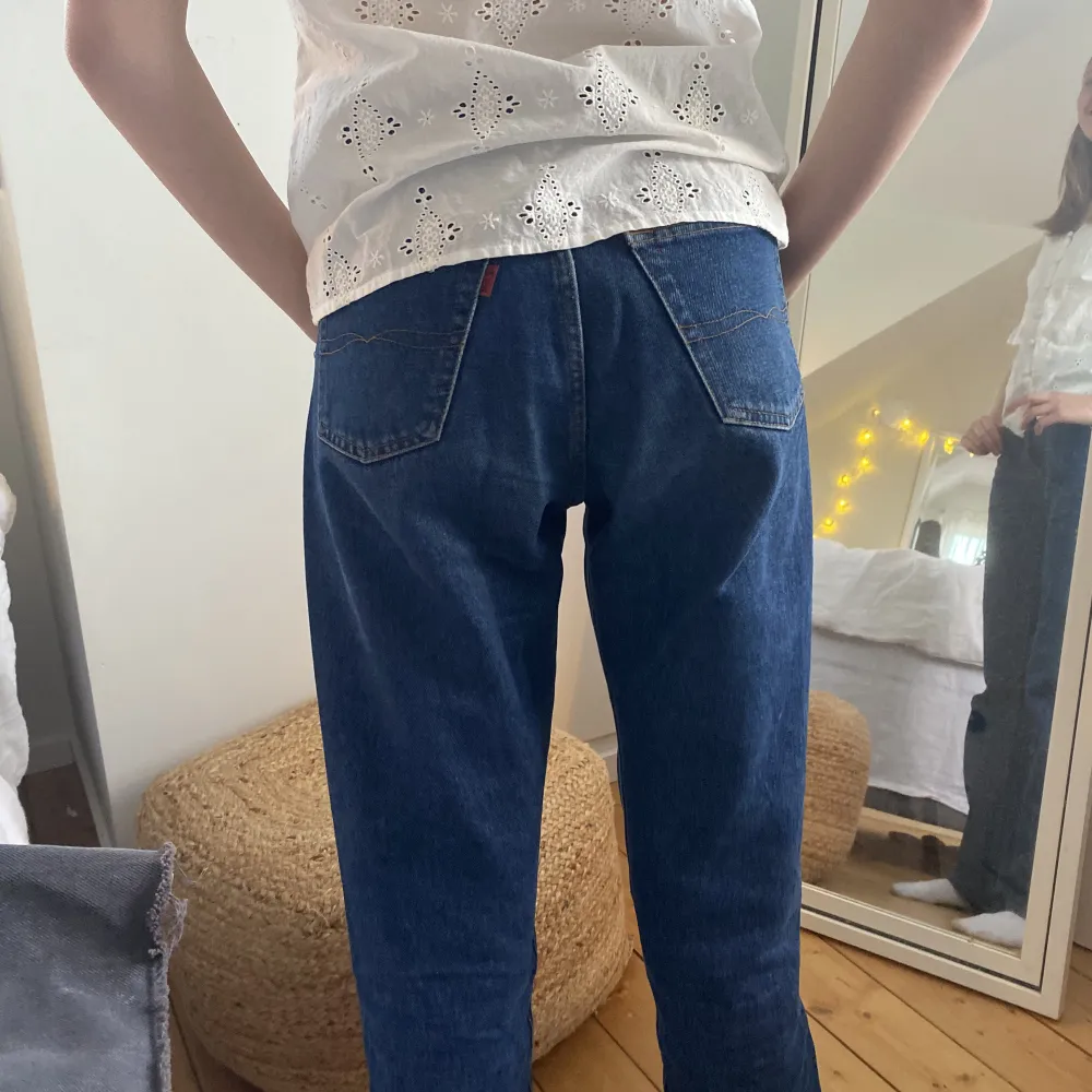Köpta här från Plick. För små för mig därav är det min syster på bilderna. Finna mörkblå jeans som är mid rise🥰 Hör av er om ni har någon fråga!. Jeans & Byxor.