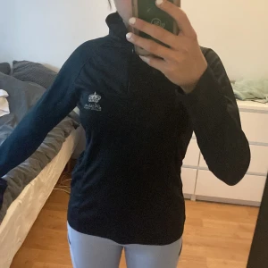 Långärmad Ridtröja  - Säljer denna långärmade Ridtröjan då jag har slutat rida. Nyskick🤩