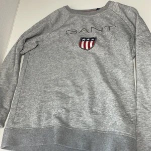GANT sweatshirt  - Säljer min gråa GANT sweatshirt då den har blivit för liten och aldrig äns haft på mig den för äns nu typ Inga fläckar eller märken.  13-14 år