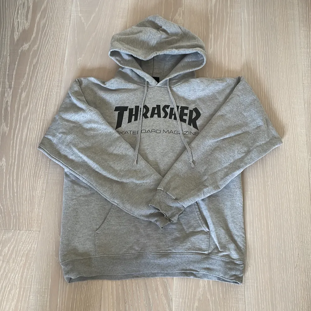 Thrasher hoodie i använt skick men inga skador eller fläckar💫 Storleken är S Nypris cirka 1000kr. Hoodies.