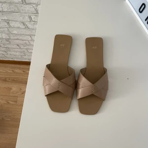 Sandaler  - Sandaler från H&M Använda men är i god skick. Kan mötas i Linköping annars står köparen för frakten. Brun/beige färg. 